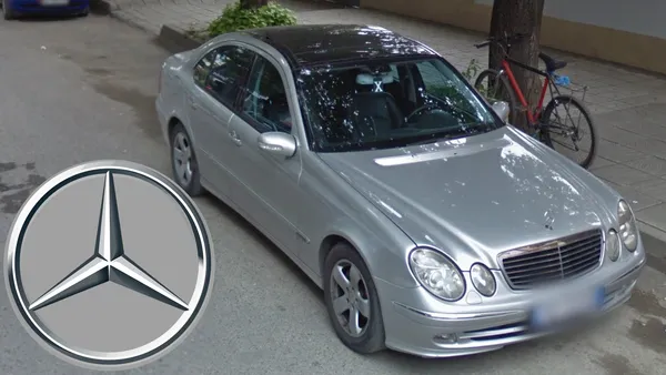 Серебристый седан Mercedes с албанскими номерными знаками на улице