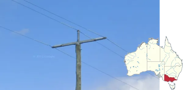Викторианские столбы с тремя круглыми спиралями на верхушках