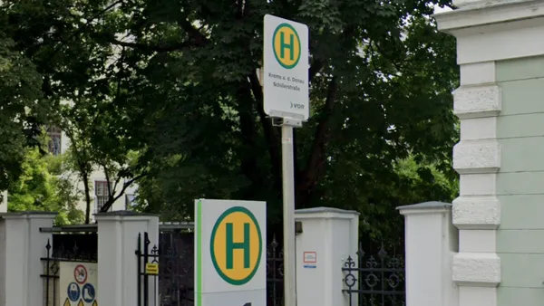 Австрийские автобусные остановки с желтым и зеленым кругами и буквой H
