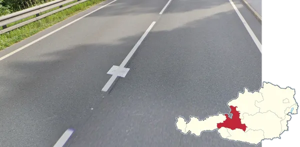 Большой белый квадрат посреди дороги в Зальцбурге у километровых столбов