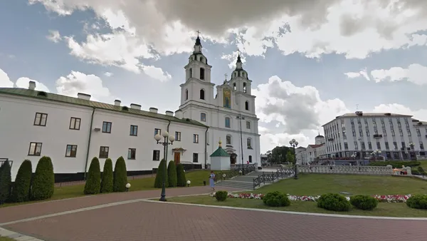 Собор Святого Духа с двумя башнями на панораме города
