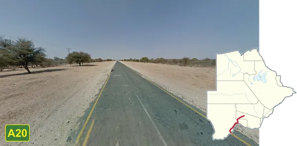 Трасса A20 с чистым свежим асфальтом, узкие участки, красная почва