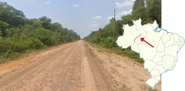 Грунтовая трасса Amazonas 319 с ярко-оранжевым покрытием и синим Gen-4 через тропический лес