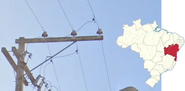 Белые изоляторы в форме грибов на столбе электропередачи, Баия