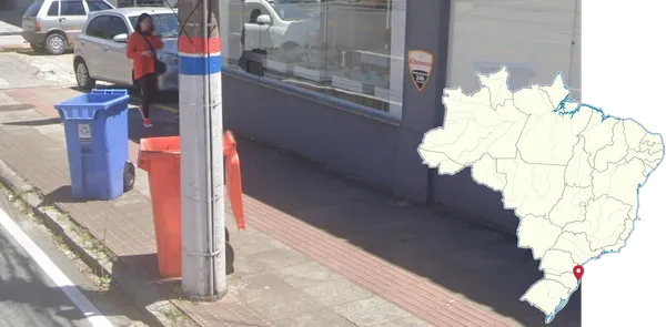 Белые столбы с синими и красными полосами на острове Санта-Катарина