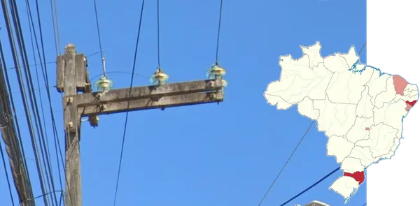 Прозрачные изоляторы на линии электропередачи в штате Алагоас, Бразилия