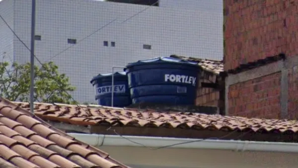 Синие водяные резервуары Fortlev на крыше бразильского дома