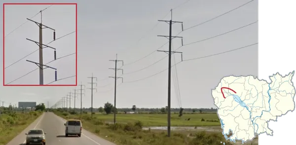 Электроопоры дороги №6 к западу от Сиемреапа с тремя горизонтальными балками и выемками
