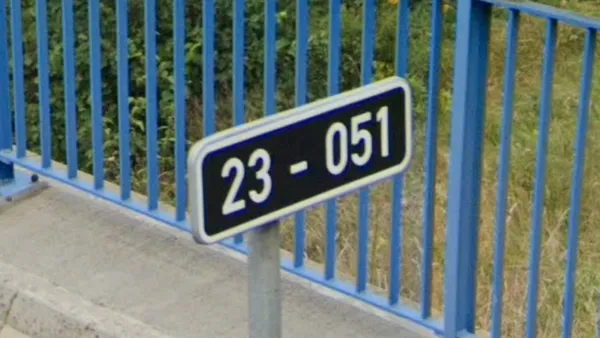Черные дорожные знаки на конце моста, зона покрытия Gen-4, номер слева