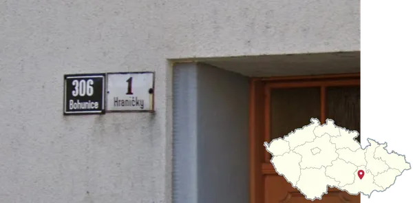 Пары черно-белых номеров домов в Брно на улице