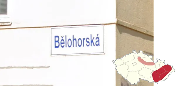 Белые дорожные указатели с синим текстом на улице в восточном районе