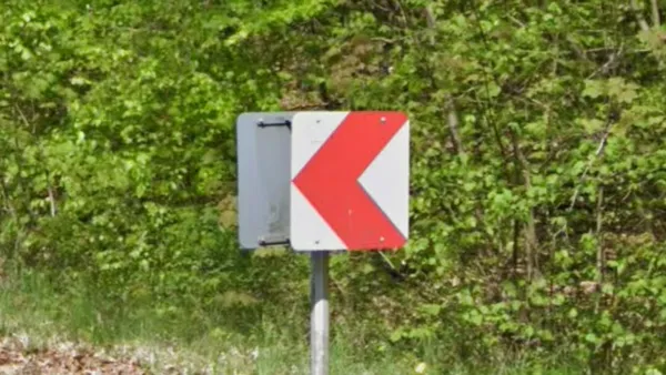 Красно-белый шеврон на низком столбике у дороги в Дании