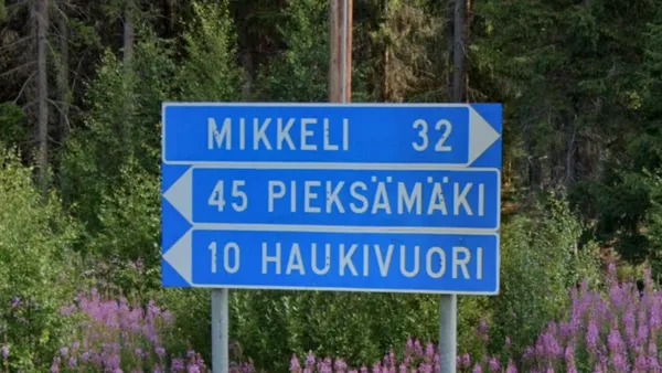 Финские синие указатели направления с белыми стрелками и рамкой