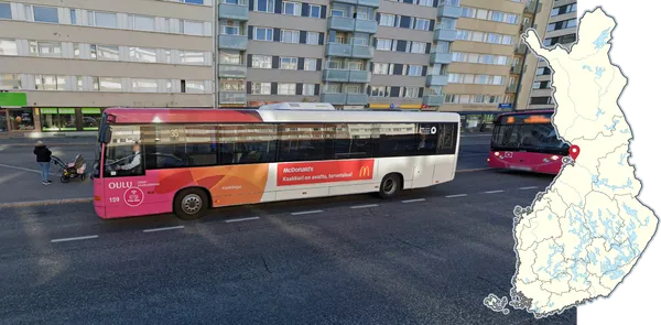 Розовый перед автобуса в Оулу, Финляндия, на улице