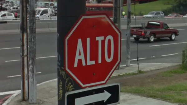 Знак STOP на улице в Гватемале с надписью ALTO