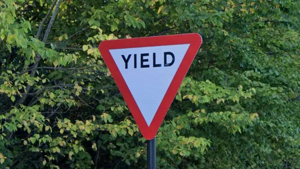 Ирландский дорожный знак уступить дорогу с надписью YIELD
