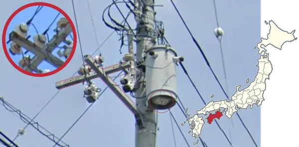 Трансформатор на Сикоку с крестообразной перекладиной на столбе и белой наклейкой с черными цифрами