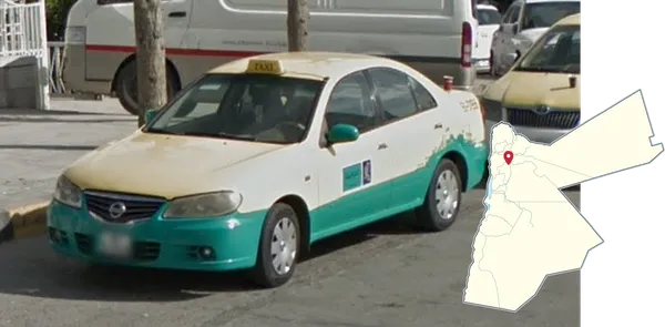 Желтое и зеленое такси на улице Аммана