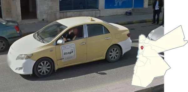 Желтое такси в Мадабе с белыми бамперами
