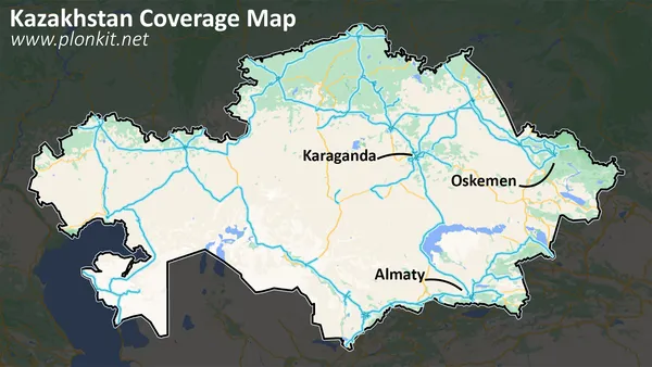 Ограниченное асфальтовое покрытие на небольшой сельской дороге Казахстана
