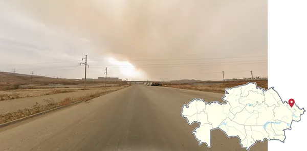Дымка от лесных пожаров над лесополосой в районе Оскемена