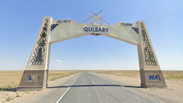 Входная арка с богатой отделкой в городе Казахстана