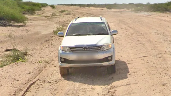 Серый внедорожник Toyota едет позади автомобиля Street View