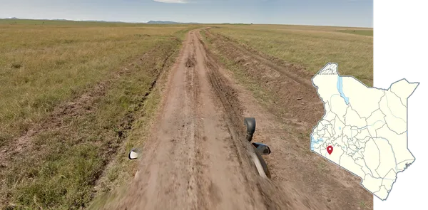 Белый автомобиль на плоской дороге в национальном парке Мара, Кения