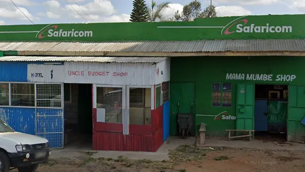 Пункт продаж Safaricom в Кении у дороги в небольшом городе