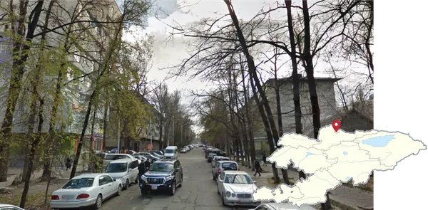 Многоэтажные здания в Бишкеке, столица Кыргызстана, южные горы вдали