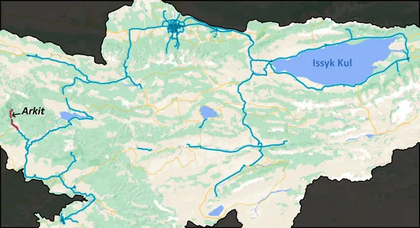 Дорога к озеру Сары-Челек в Кыргызстане с видом на воду