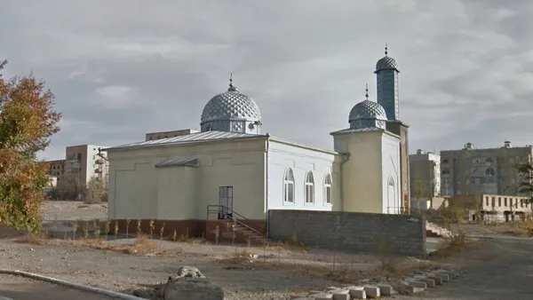 Мечеть в Кыргызстане среди мусульманских поселений страны