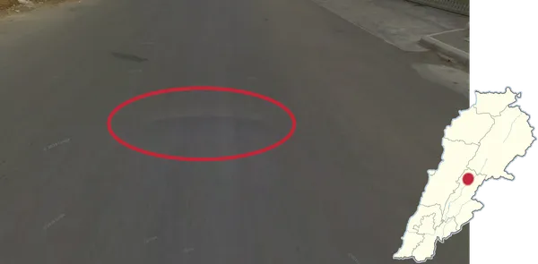 Черный автомобиль в зале и окрестностях, припаркован у входа
