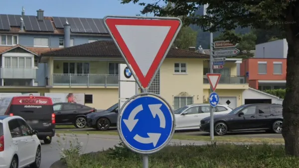 Круглые серые металлические дорожные знаки в Лихтенштейне