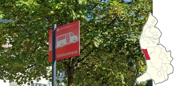 Красные знаки автобусных остановок в Вадуце Лихтенштейна