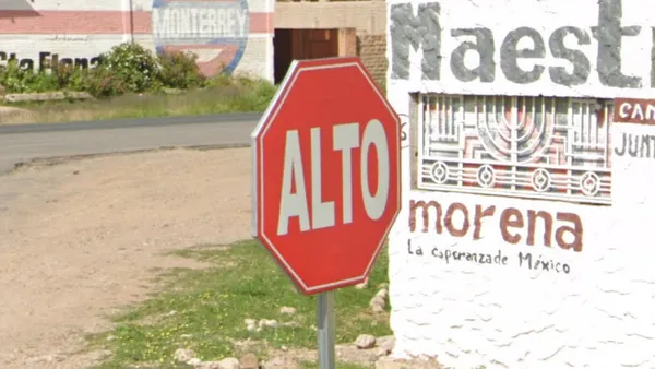 Знак STOP в Мексике с надписью ALTO на испанском