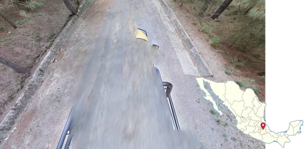 Желтый капот автомобиля Street View у вулкана Ла-Малинче в Тласкале