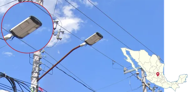 Лампа с черными краями и белой серединой на улице Сантьяго-де-Керетаро