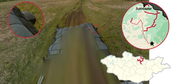 Синий внедорожник с задним шноркелем севернее Улан-Батора у леса