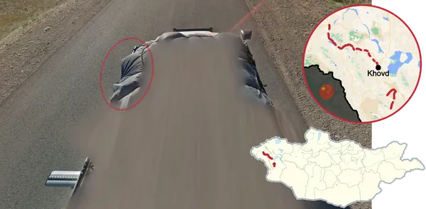 Серая палатка без крючков слева, развернута на ветру у дороги между Ховдом и Олгием