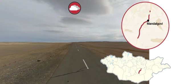 пустынная автомагистраль Монголии в Мандалгови с облачным небом и темным асфальтом, темно-синей палаткой