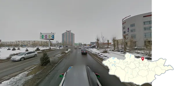 Снежный покров Дархана в северной Монголии, высотки и автомобили