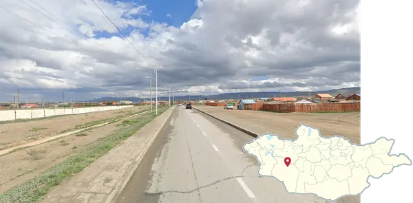 Ряды темных удаленных холмов в городе Алтай после сильного дождя