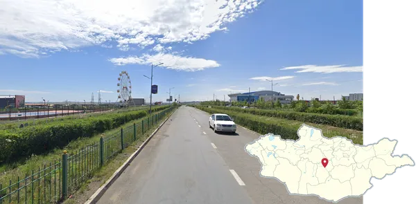 Большое колесо обозрения в парке Арвайхера на зеленых холмах