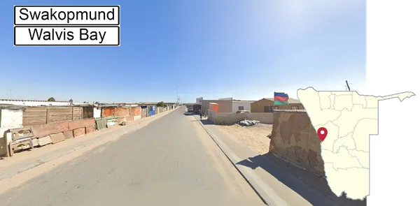 Песчаные улицы Свакопмунда с пальмами, желтыми фонарными столбами, квадратными знаками