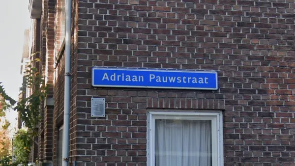 Синий уличный указатель straat с белыми буквами и fietspad