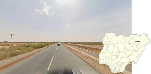 Автомагистраль A3 к востоку от Потискума, Gen-4 и две полосы через засушливый ландшафт Борно