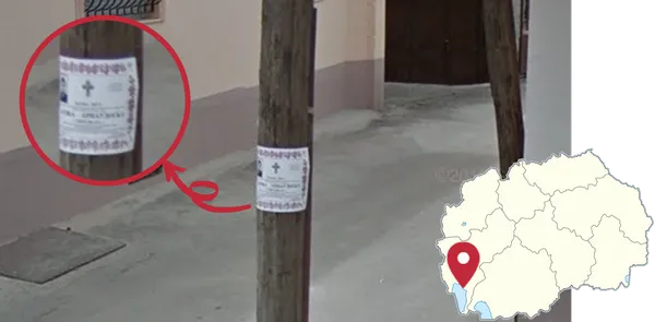Некролог в Охриде, горизонтальный красный крест под рамкой