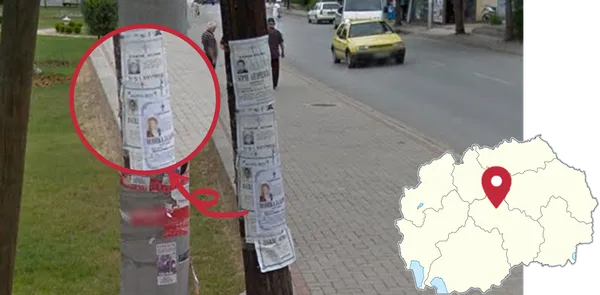 Синие вертикальные некрологи на стене в Велеше с крестом выше границы