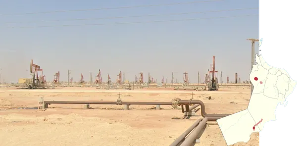 Нефтяные вышки у Амала рядом с трассой 39 в провинции Ад-Дахира
